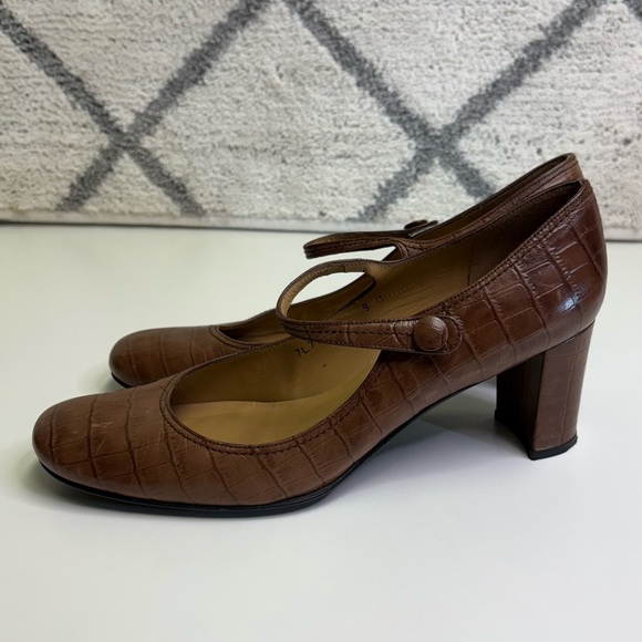 Stuart Weitzman Women’s 9 Brown Alligator Mary Jane Block Heel Faux Button Shoes - Picture 3 of 10